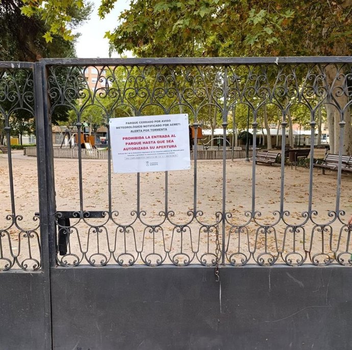 Archivo - Ayuntamiento de Albacete cierra los parques ante la alerta amarilla por lluvias emitida por la Aemet