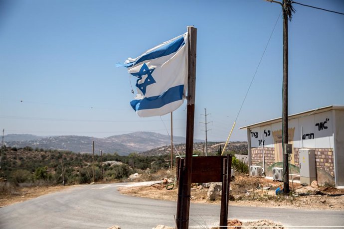 Archivo - July 19, 2024, Palestine: An Israeli flag flies at the entrance to the Evyatar outpost in the occupied West Bank. In July 2024, the International Court of Justice announced, in an advisory opinion, that the Israeli military occupation of the Pal