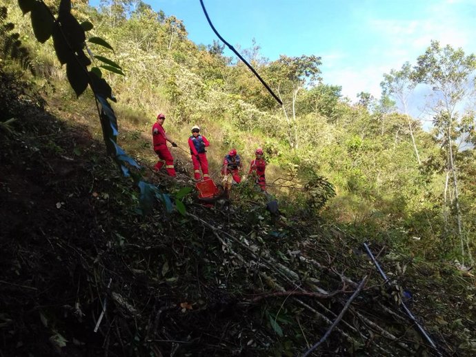 Archivo - Imagen de archivo de los servicios de rescate en un accidente de autobús en Bolivia