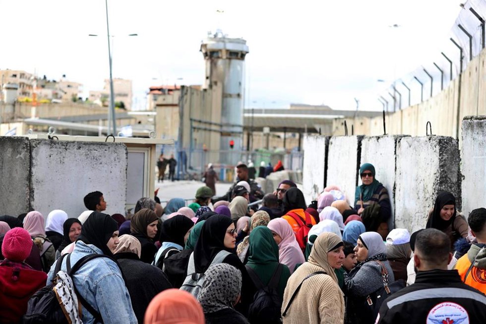Archivo - Un grupo de palestinos trata de cruzar el puesto fronterizo de  Qalandia (archivo)