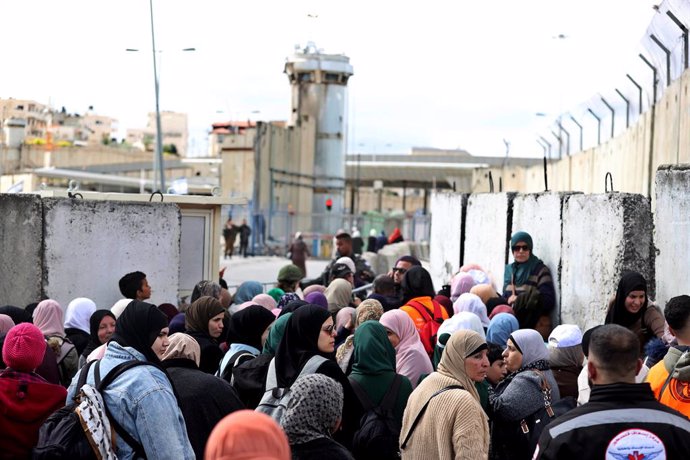 Archivo - RAMALLAH, March 15, 2024  -- Palestinian people wait to cross the Qalandia checkpoint to attend the first Friday prayer during Ramadan near the West Bank city of Ramallah, on March 15, 2024.