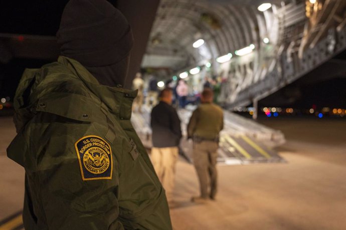 January 23, 2025, Tucson, Az, United States: U.S. Customs and Border Protection agents guide undocumented migrants on to a U.S Air Force C-17 Globemaster III transport aircraft for the first removal flight at Tucson International Airport, January 23, 2025