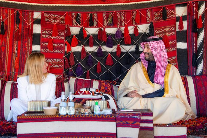 El príncipe heredero de Arabia Saudí, Mohamed bin Salmán, recibe a la primera ministra italiana, Giorgia Meloni