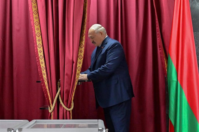 El presidente de Bielorrusia, Alexander Lukashenko, deposita su voto en las elecciones presidenciales