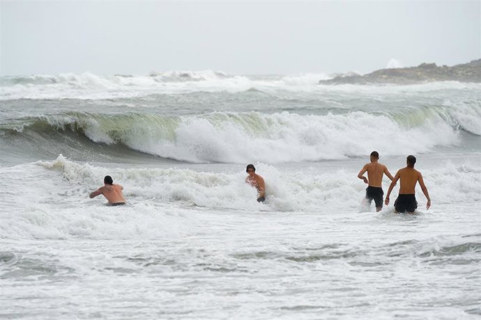 Archivo - Algunos bañistas en la playa en septiembre.