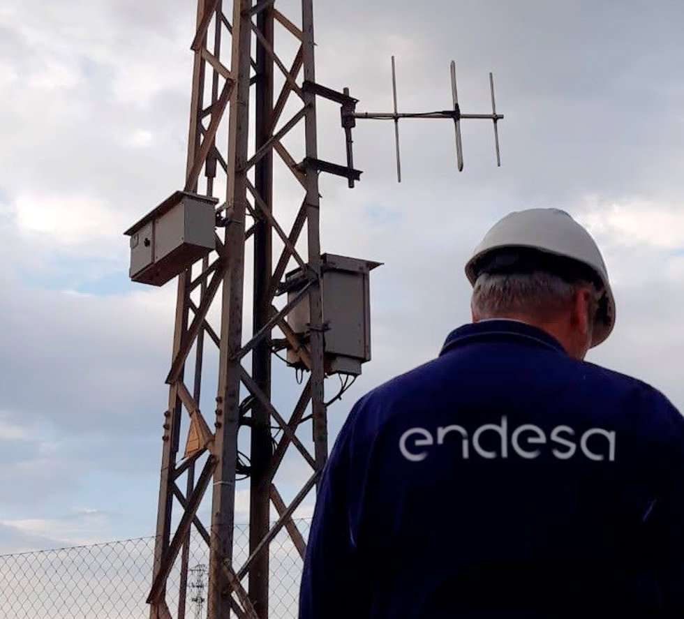 Archivo - Un trabajador de Endesa 