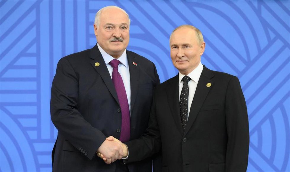 Archivo - El presidente de Rusia, Vladimir Putin (d), recibe a su homólogo de Bielorrusia, Alexander Lukashenko (i), durante la cumbre de los BRICS+ en la ciudad rusa de Kazán en octubre de 2024 (archivo)