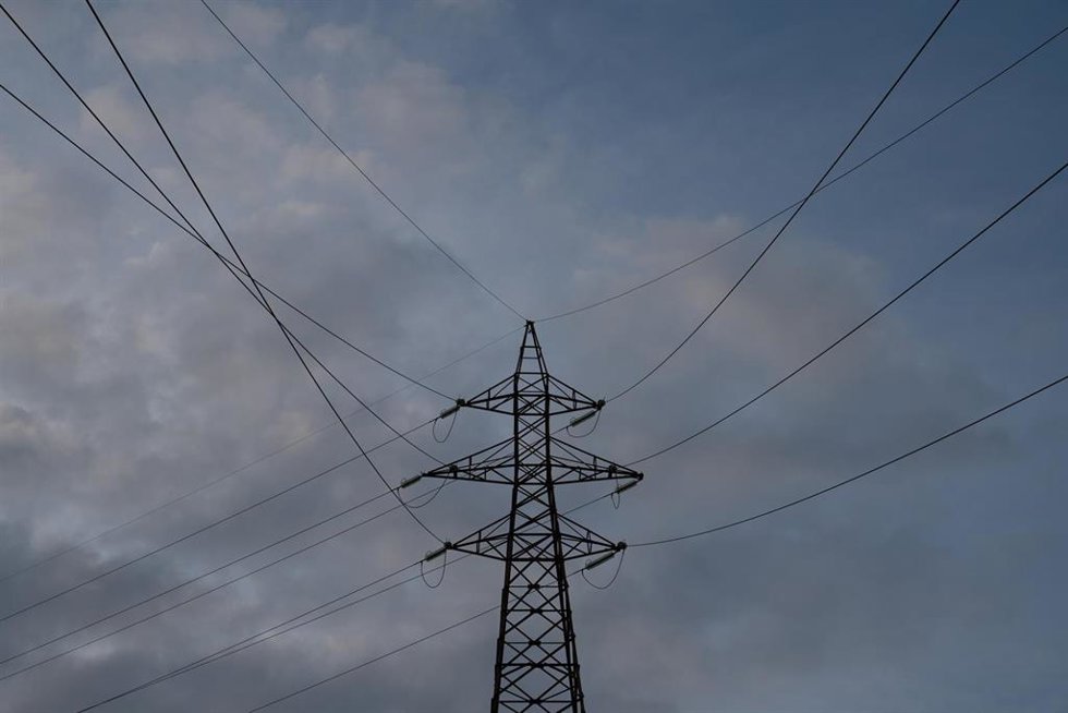 Archivo - Tendido eléctrico, a 31 de diciembre de 2022, en Barcelona, Cataluña (España). El precio de la luz para los clientes de tarifa regulada vinculados al mercado mayorista ha cerrado 2022 en 209,4 euros por megavatio hora (MWh) de media, por lo qu