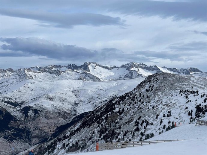 Imagen captada en el Rincón del Cielo, cota a 2.300 metros, con el pico Aneto y el Macizo de las Maladetas en el horizonte.