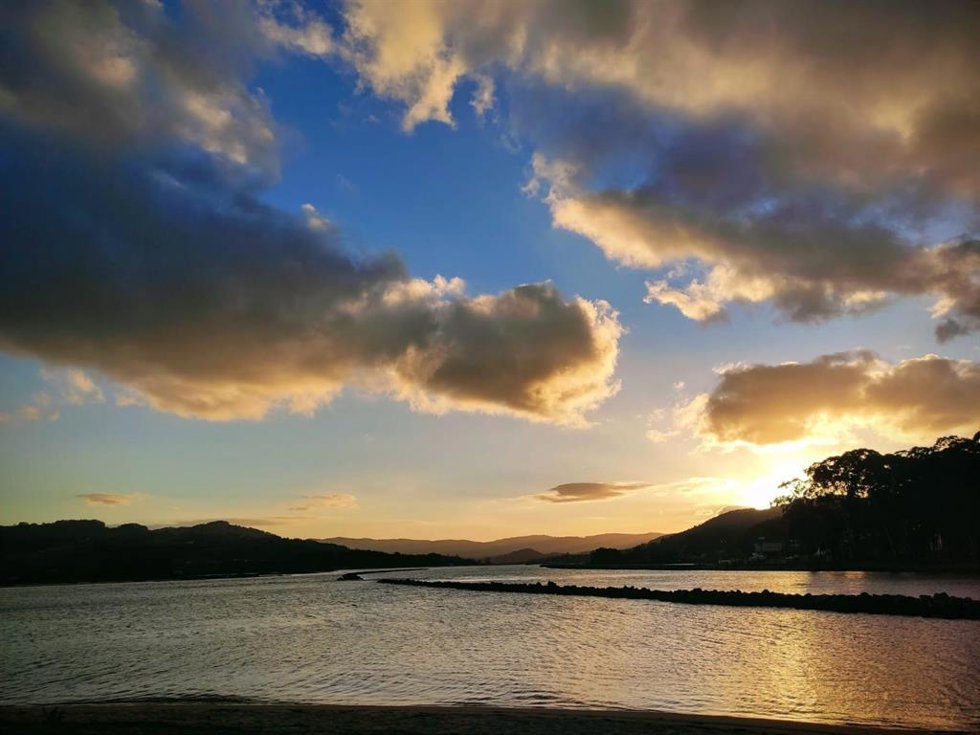 Archivo - Puesta de sol en la Ría de Villaviciosa.