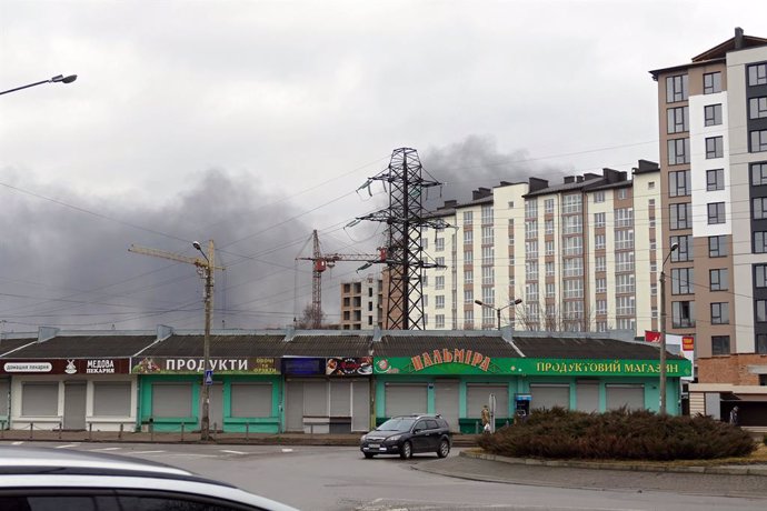 Archivo - 24 February 2022, Ukraine, Ivano-Frankivsk: Smoke rises from behind residential buidlings in Ivano-Frankivsk, western Ukraine. Photo: -/Ukrinform/dpa