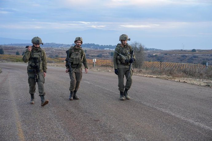 Archivo - ISRAEL-LEBANON BORDER, Dec. 5, 2024  -- Israeli soldiers patrol along the Israeli northern border with Lebanon on Dec. 5, 2024. A ceasefire, brokered by the United States and France, went into effect on Nov. 27, aiming to halt nearly 14 months o