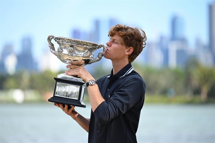 El tenista italiano Jannik Sinner posando junto al trofeo de campeón del Abierto de Australia.