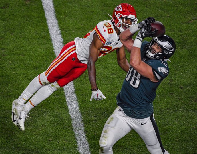 Archivo - 12 February 2023, US, Phoenix: Kansas City Chiefs cornerback L'Jarius Sneedtries to prevent Philadelphia Eagles punter Arryn Siposs from catching a pass during the Super Bowl LVII American Football match between Philadelphia Eagles and Kansas Ci