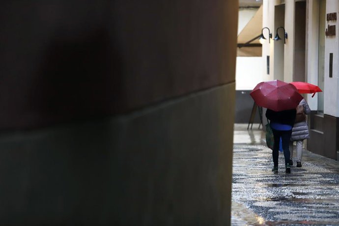 Archivo - Gente con paraguas 