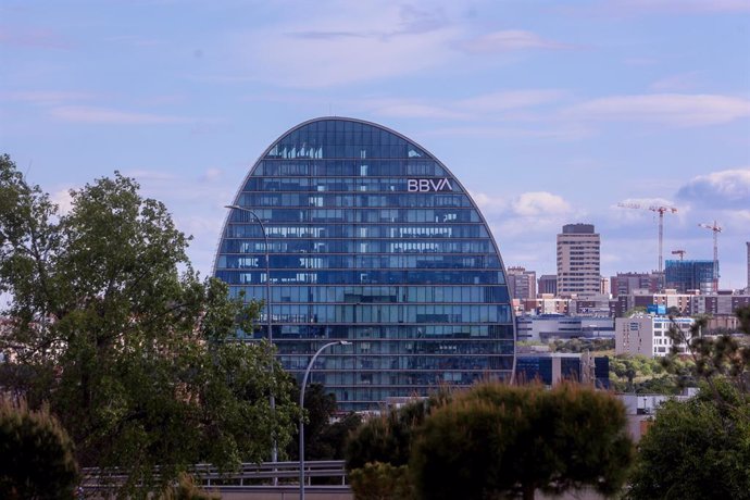 Archivo - Fachada de la sede de BBVA, a 26 de septiembre de 2024, en Madrid (España). BBVA abonará a sus accionistas el próximo 10 de octubre un dividendo a cuenta de los resultados de 2024 de 0,29 euros brutos por título, un 81% más que un año antes, seg