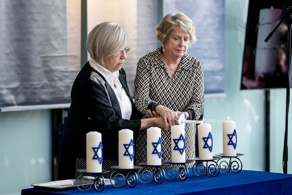 Archivo - Imagen de recurso de supervivientes del Holocausto y sus familiares encendiendo una vela durante el acto de recuerdo del Holocausto con motivo del Día de la Memoria del Holocausto y Prevención de los Crímenes Contra la Humanidad, en la Asamble