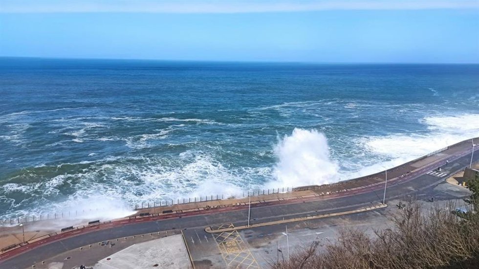 Archivo - Olas en el Paseo Nuevo de San Sebastián.