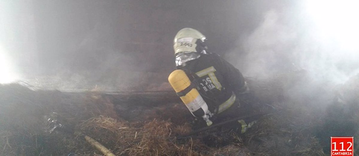 Tres vacas fallecidas y cinco afectadas por humo tras calcinarse parte de una estabulación en Cabuérniga