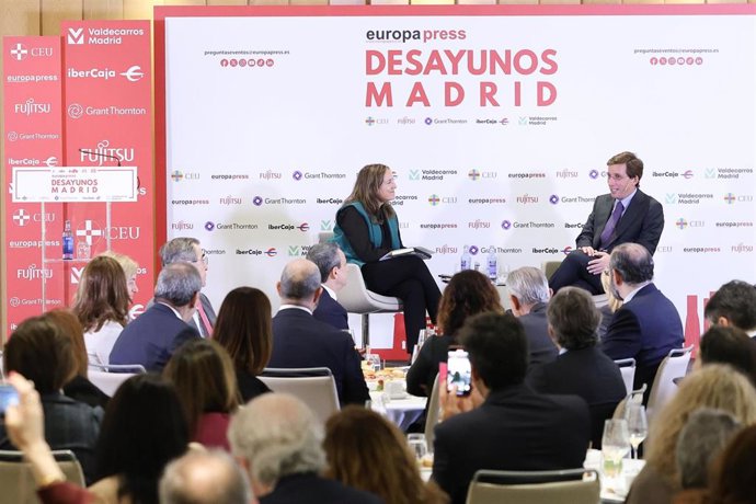La directora adjunta de Nacional de Europa Press, Cristina de la Rica, entrevista al alcalde de Madrid, José Luis Martínez-Almeida, durante un Desayuno Madrid de Europa Press