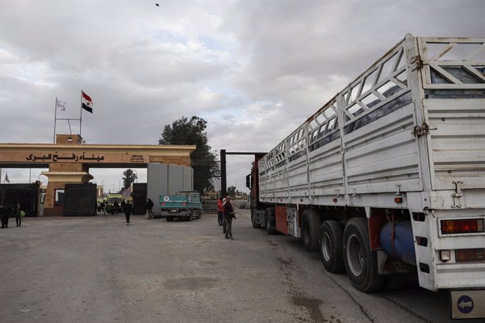 Archivo - Camiones de ayuda hacen cola para entrar en la Franja de Gaza desde el cruce fronterizo de Rafá, Egipto