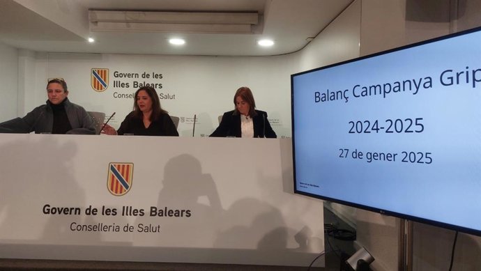 De izquierda a derecha, la subdirectora de Cuidados Asistenciales, Concha Zaforteza, la consellera de Salud, Manuela García, y la directora general de Salud Pública, Elena Esteban, en el balance de la campaña de vacunación de la gripe.