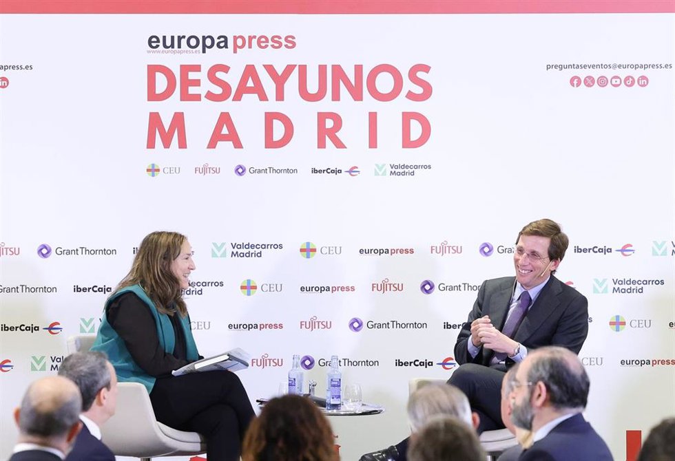 La directora adjunta de Nacional de Europa Press, Cristina de la Rica, entrevista al alcalde de Madrid, José Luis Martínez-Almeida, durante un Desayuno Madrid de Europa Press, en el Hotel Hyatt Regency Hesperia, a 27 de enero de 2025, en Madrid (España).