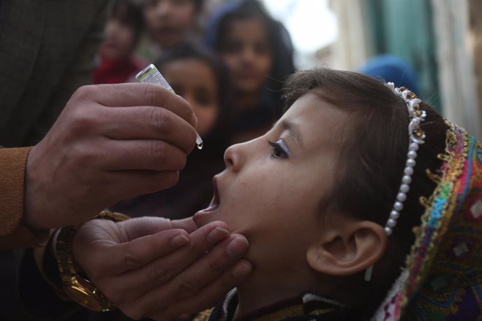 Archivo - KABUL, Dec. 24, 2024  -- A child receives a dose of polio vaccine during an anti-polio campaign in Kabul, Afghanistan, Dec. 24, 2024. The Afghan caretaker government's Ministry of Public Health on Monday announced a three-day vaccination campaig