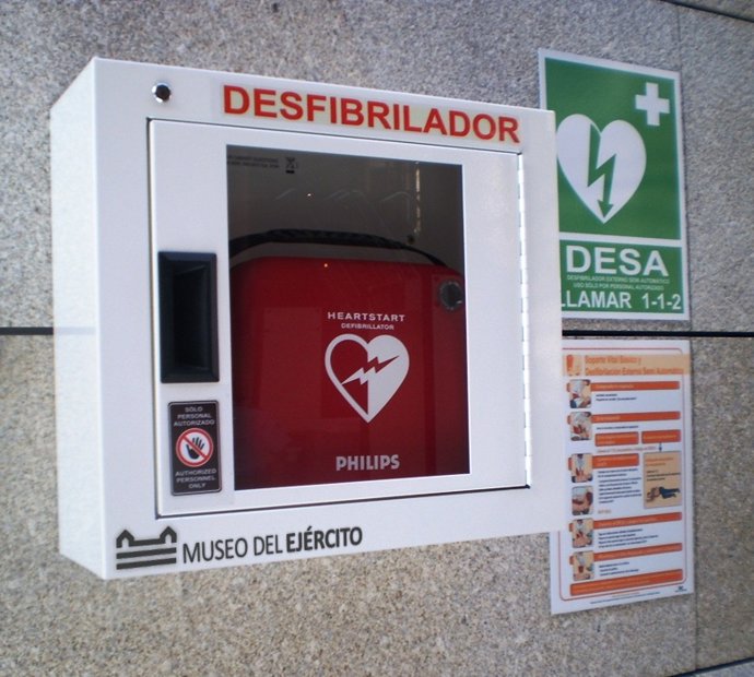 Archivo - Desfibrilador