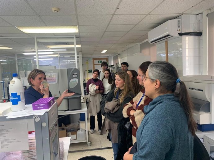 Estudiantes de Laboratorio Clínico y Anatomía Patológica en una visita al Hospital de Puerto Real