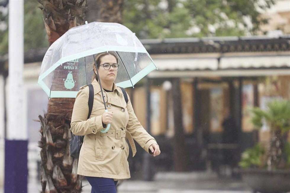 Archivo - Una mujer bajo su paraguas en Cádiz, en una imagen de archivo. 