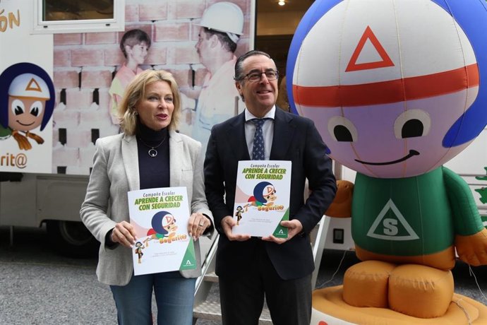 La delegada de Empleo, Empresa y Trabajo Autónomo, Carmen Sánchez Sierra, junto al delegado de Desarrollo Educativo y Formación Profesional, Miguel Briones, ha inaugurado este lunes la XXIII edición del programa escolar 'Aprende a crecer con seguridad'
