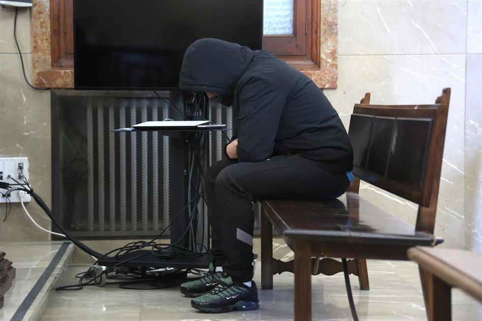 El asesino de su mujer embarazada y su hijo en San Pobla, durante el juicio.