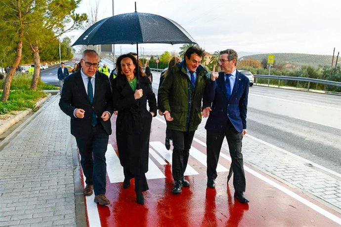 La consejera de Fomento, Articulación del Territorio y Vivienda, Rocío Díaz,  (3d) acompañada por el ex alcalde de Jaén, Agustín González (2d) durante la visita al carril bici. A 27 de enero de 2025 en Jaén