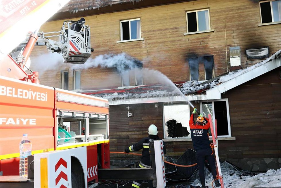 Labores de extinción del Hotel Grand Kartal, en la ciudad turca de Bolu.