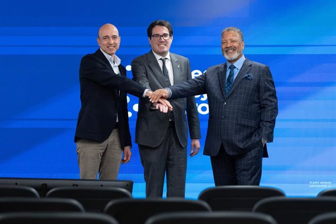 El presidente del Clúster Audiovisual de Catalunya, Miquel Rutllant; el secretario de Empresa y Competitividad de la Generalitat, Jaume Baró, y el director general de Integrated Systems Europe (ISE), Mike Blackman.