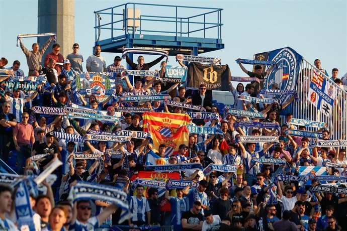 Archivo - Aficionados del RCD Espanyol, en el Estadio de Butarque en Leganés.