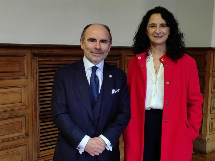 El rector de la Universidad de Oviedo, Ignacio Villaverde y la investigadora Noemí Pinilla