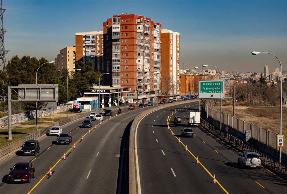 Varios vehículos en la A-5