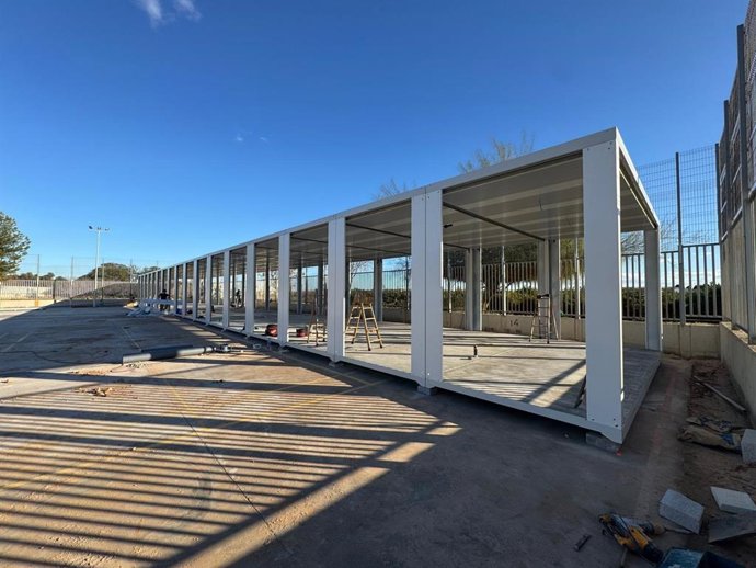 La Conselleria d'Educació, Cultura, Universitats i Ocupació ha començat la instal·lació d'aules provisionals per a acollir l'alumnat del CEIP l'Horta de la localitat valenciana de Paiporta, arrasat per la dana.