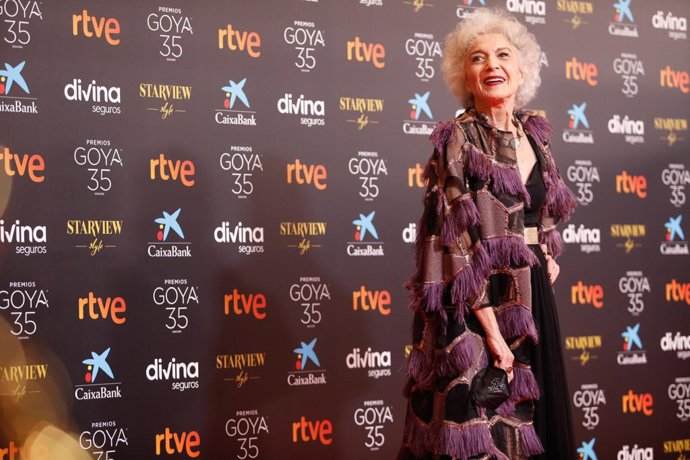Archivo - La actriz Marisa Paredes , posa en la alfombra roja en la 35 edición de los Premios Goya en el Teatro del Soho CaixaBank de Málaga a 6 de marzo del 2021