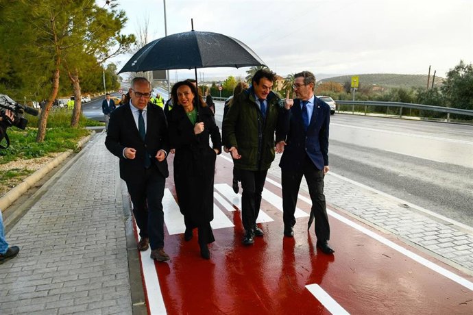 La consejera Rocío Díaz en su visita al nuevo carril bici de la Ronda Sur de Jaén