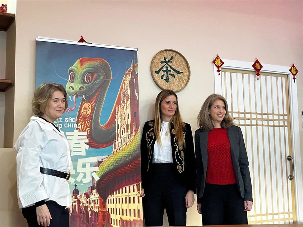 Acto de presentación del cartel y programación del Año Nuevo Chino que se celebra en Usera a partir del 29 de enero. En la imagen, la delegada del área, Marta Rivera de la Cruz, la concejala del distrito, Sonia Cea, y la directora artística del evento