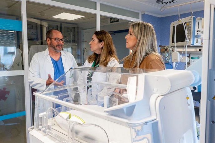 Visita de la delegada Elena González a la UCI pediátrica para conocer las nuevas incubadoras
