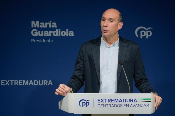 El portavoz del PP de Extremadura, José Ángel Sánchez Juliá, en rueda de prensa este lunes