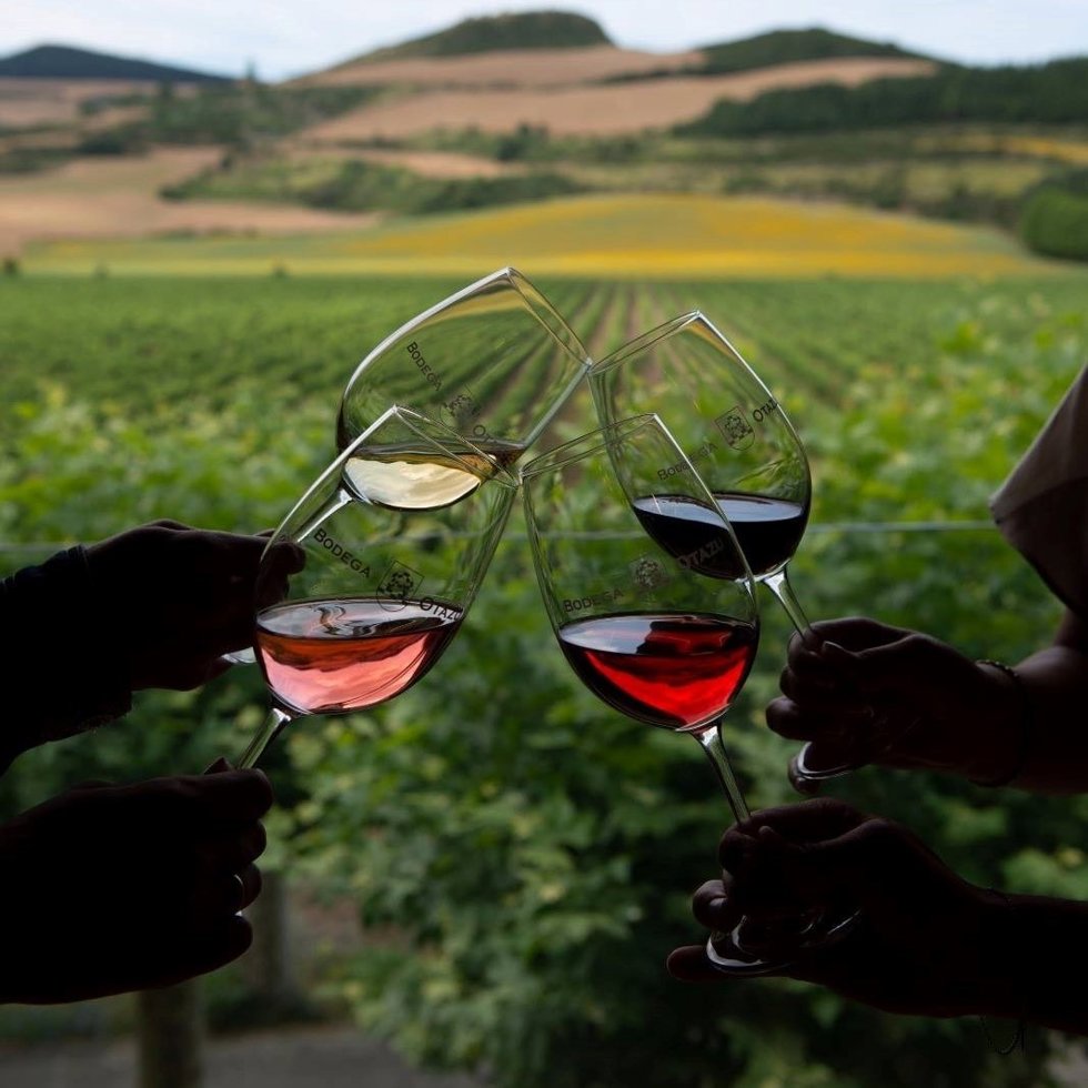 Archivo - Brindis con copas de vino