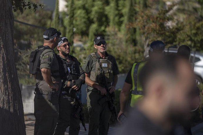 Archivo - 19 October 2024, Israel, Caesarea: Israeli security forces stand guard at the site of a drone attack. A drone launched from Lebanon has crashed into a building in the Israeli town of Caesarea, where Prime Minister Benjamin Netanyahu lives, Israe