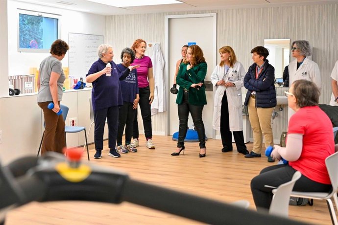 La Consejera de Sanidad, Fátima Matute, visita una actividad del programa de ejercicio terapéutido del Gregorio Marañón.