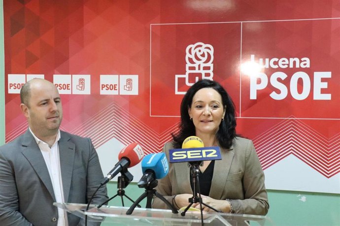 Rafi Crespín, junto a Jacob Lorenzo, en la sede del PSOE de Lucena.