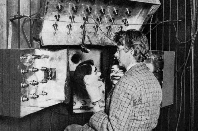John Logie Baird y su receptor de televisión. Este fue uno de los primeros sistemas de televisión del mundo
